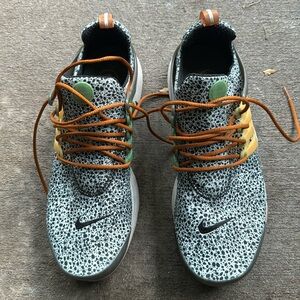 Nike presto men’s size 12 (Large). Next to new !! No box. Very nice Nikes !!!!